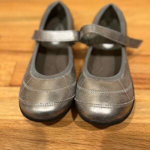 Hush Puppies Leather Silver Mary Jane Flat Kids Size 4.5